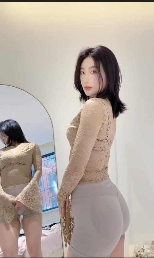 【老湿机】抖音 #粗腿公主 #彤宝 #美式加满 瑜伽裤少妇御姐